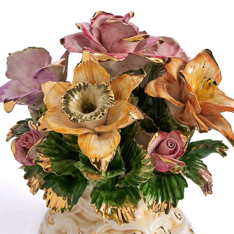 Centrotavola Capodimonte con fiori misti